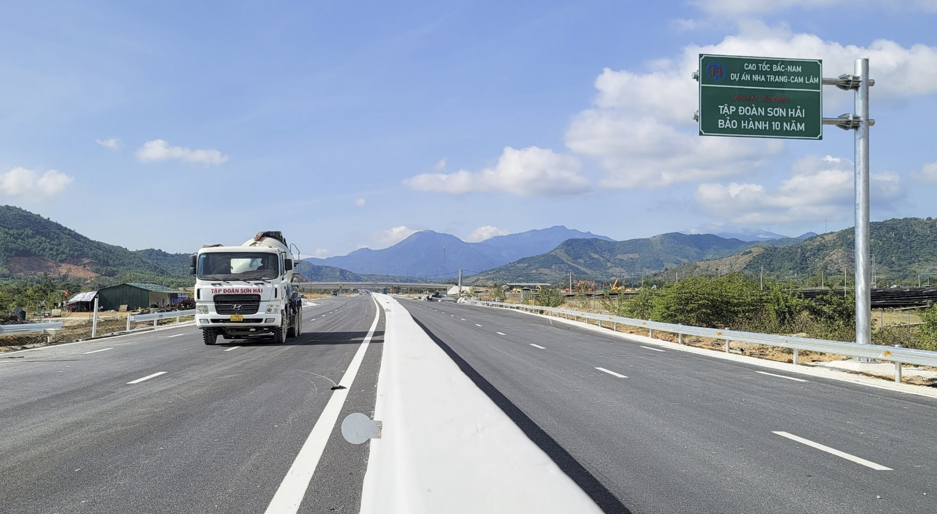 Nói được làm được: Tập đoàn Sơn Hải chính thức vượt tiến độ cao tốc Nha Trang - Cam Lâm hơn 3 tháng, xin thông xe ngay trong tháng 5 - Ảnh 1.