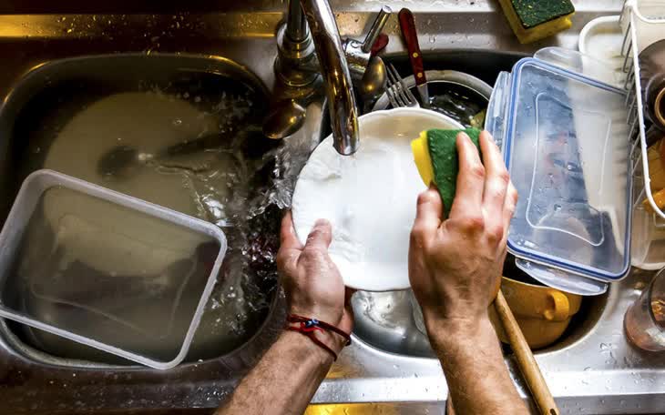 Bát đĩa sau khi dùng xong nên rửa luôn hay ngâm trong nước? Chuyên gia đưa ra câu trả lời - Ảnh 4.