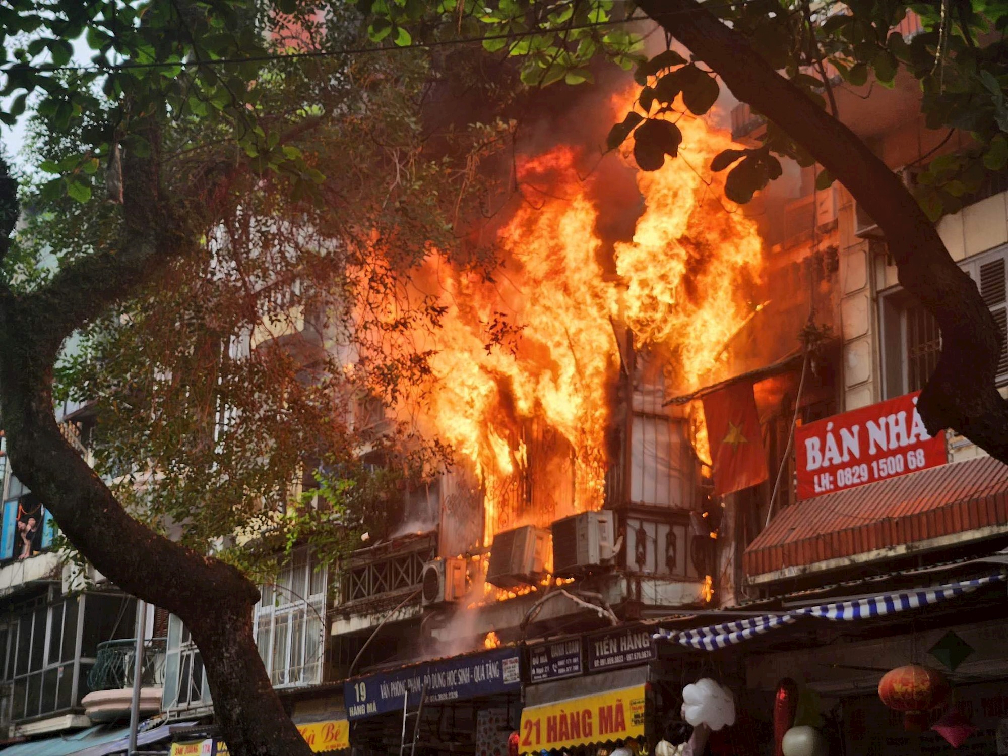 Cháy lớn tại một căn nhà phố Hàng Mã sáng mồng 1 đầu tháng - Ảnh 1.