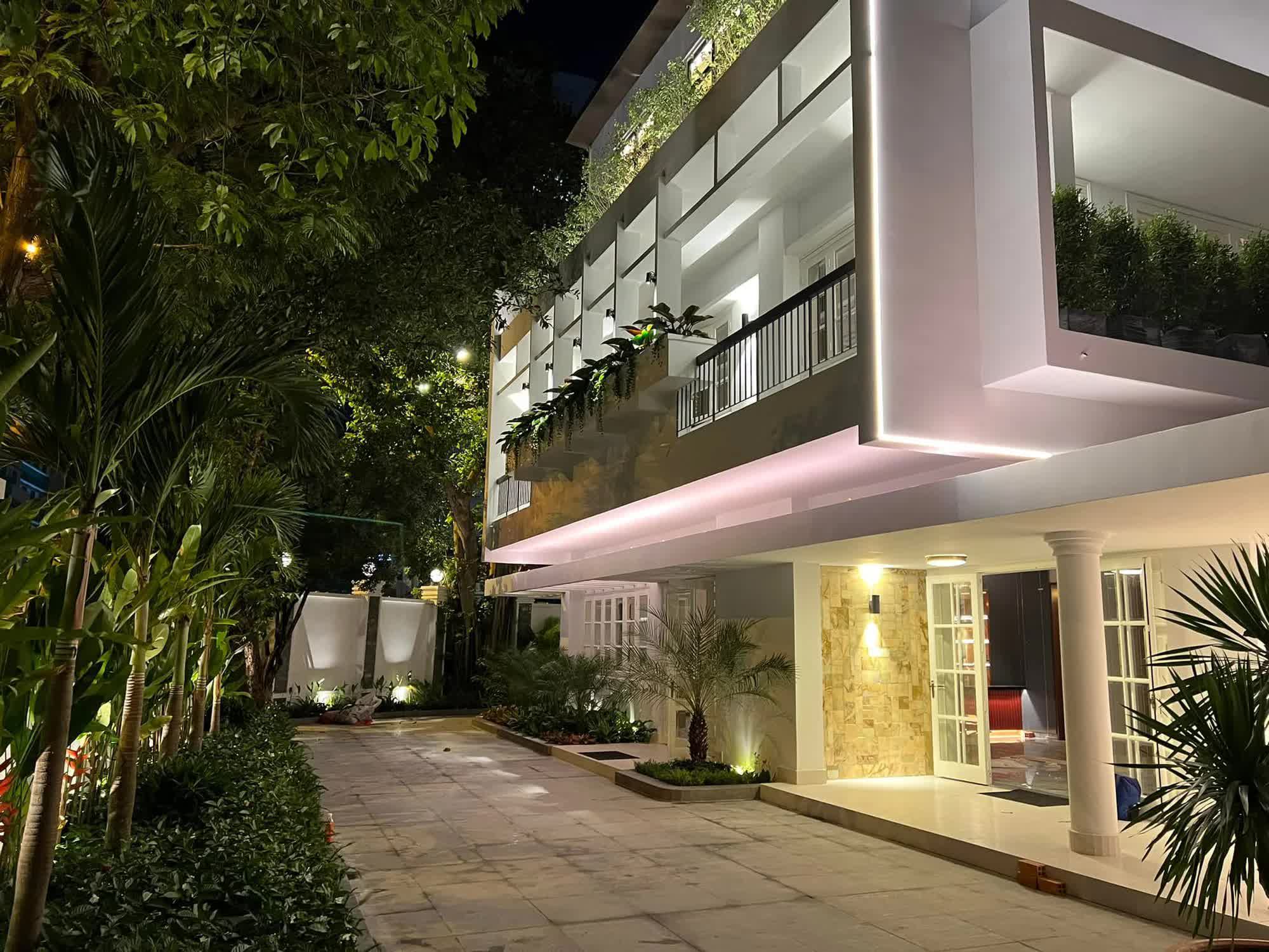 Nam diễn viên Vbiz sống trong cơ ngơi 1600m2 tại TP.HCM: Rộng rãi như resort, có cả hồ bơi và không gian xanh xịn xò - Ảnh 2. Nam diễn viên Vbiz sống trong cơ ngơi 1600m2 tại TP.HCM: Rộng rãi như resort, có cả hồ bơi và không gian xanh xịn xò - Ảnh 2.