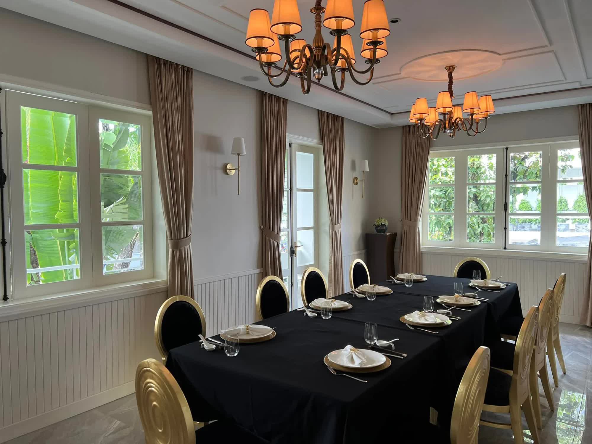 Nam diễn viên Vbiz sống trong cơ ngơi 1600m2 tại TP.HCM: Rộng rãi như resort, có cả hồ bơi và không gian xanh xịn xò - Ảnh 5. Nam diễn viên Vbiz sống trong cơ ngơi 1600m2 tại TP.HCM: Rộng rãi như resort, có cả hồ bơi và không gian xanh xịn xò - Ảnh 5.