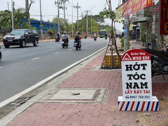 Xử lý dứt điểm việc biển quảng cáo cửa hàng ‘nhái' cột mốc giao thông ở TPHCM - Ảnh 1.
