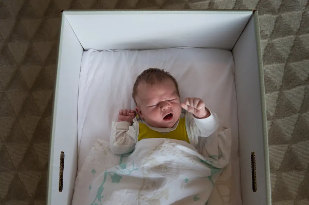 Vì sao trẻ sơ sinh ở quốc gia hạnh phúc nhất thế giới lại nằm trong hộp carton thay vì ở trong nôi? - Ảnh 1.
