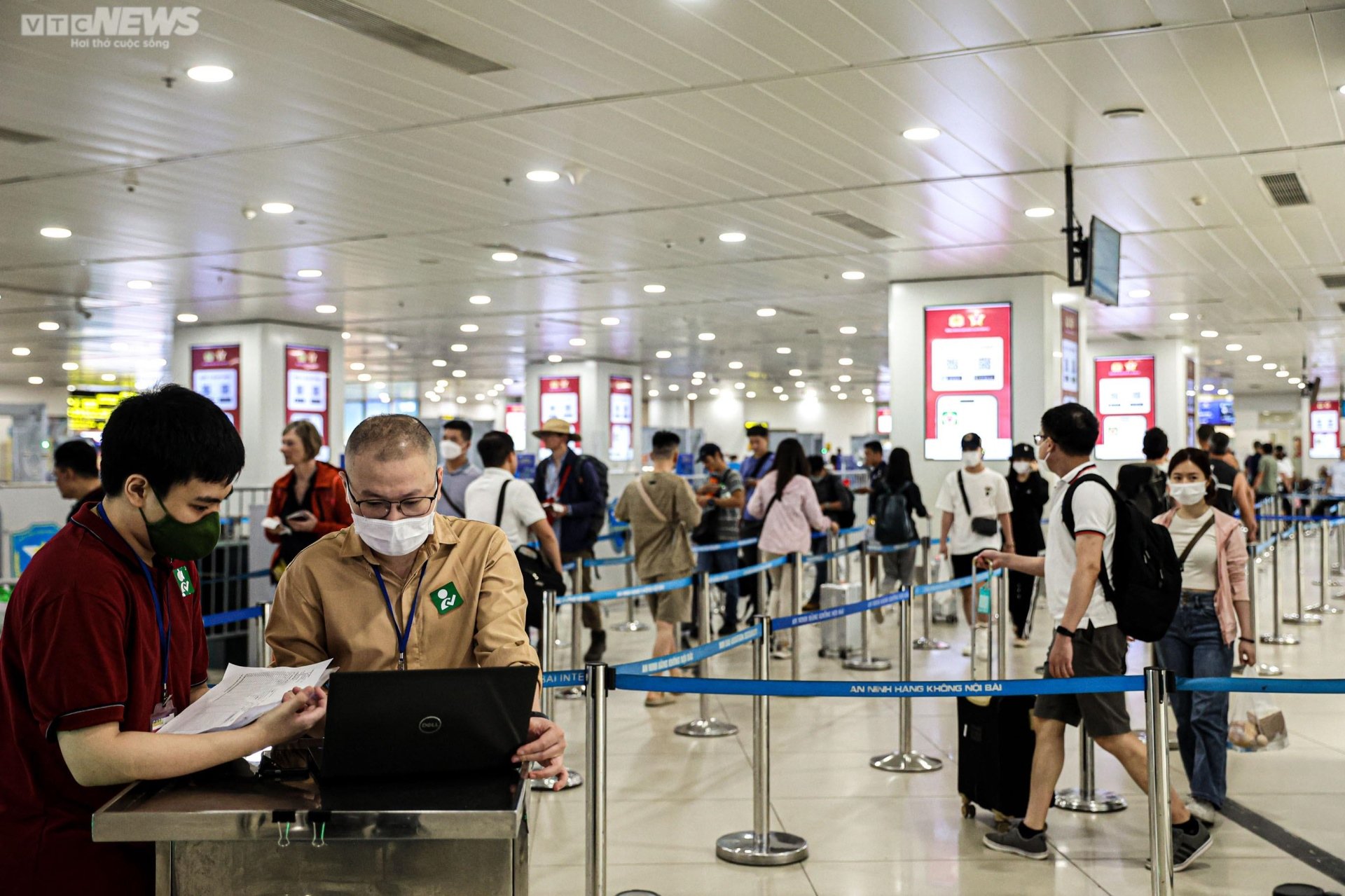 Sân bay Nội Bài thí điểm xác thực khuôn mặt cho khách đi máy bay - Ảnh 11.
