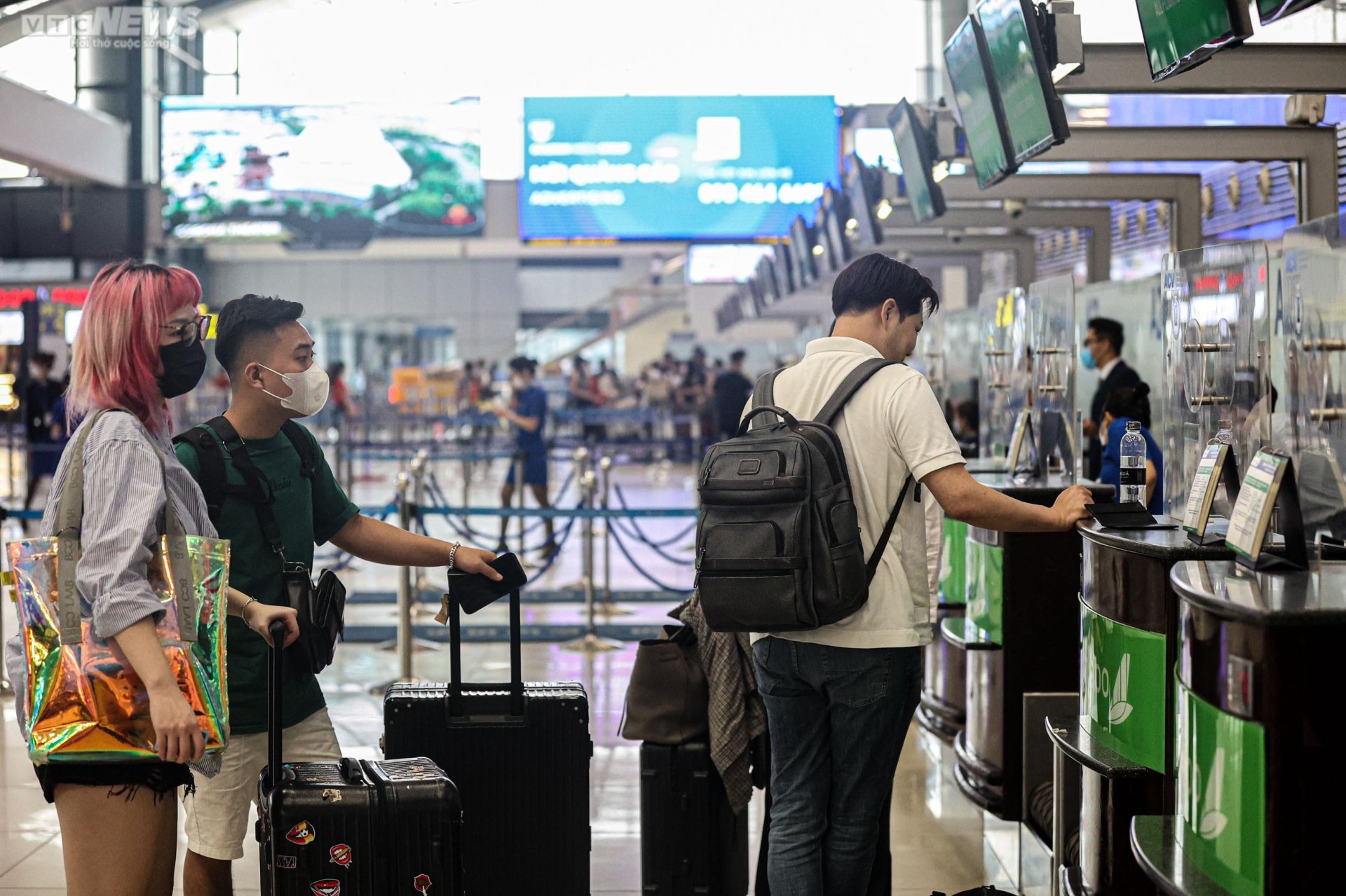 Sân bay Nội Bài thí điểm xác thực khuôn mặt cho khách đi máy bay - Ảnh 2.