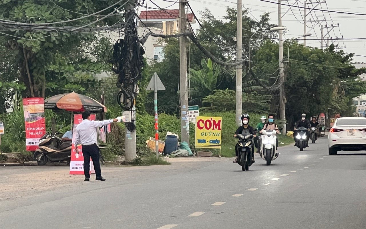 Nhận hàng giảm giá từ tay nhà đầu tư, môi giới liên tục rao “ngộp sâu lắm rồi”! - Ảnh 1. Nhận hàng giảm giá từ tay nhà đầu tư, môi giới liên tục rao “ngộp sâu lắm rồi”! - Ảnh 1.