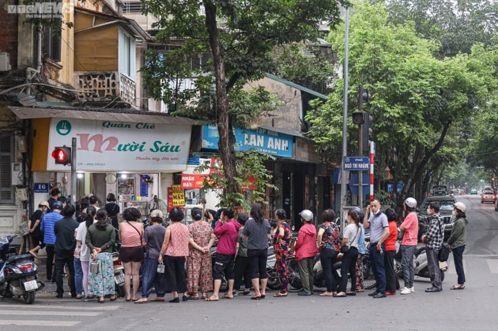 Người Hà Nội xếp hàng dài chờ mua bánh trôi, bánh chay Tết Hàn thực từ 5h sáng - Ảnh 2.