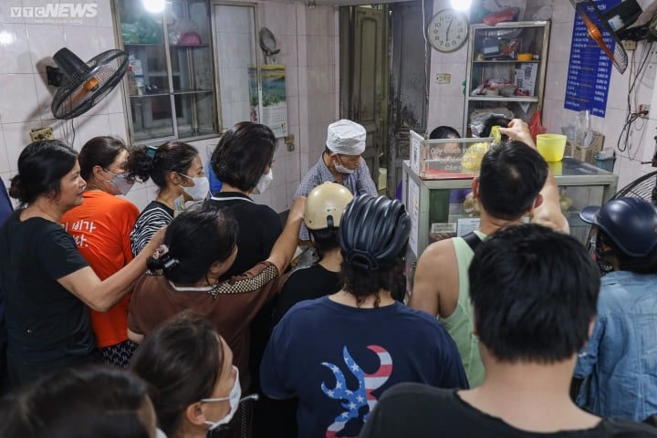 Người Hà Nội xếp hàng dài chờ mua bánh trôi, bánh chay Tết Hàn thực từ 5h sáng - Ảnh 8.