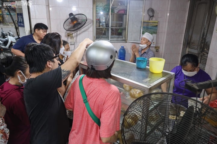 Người Hà Nội xếp hàng dài chờ mua bánh trôi, bánh chay Tết Hàn thực từ 5h sáng - Ảnh 7.