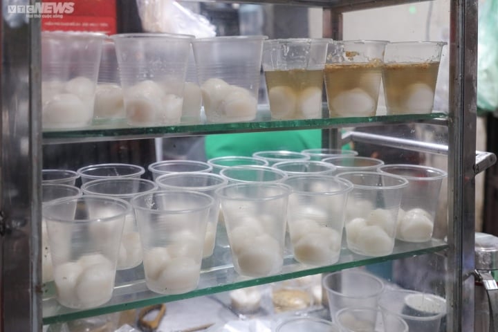 Người Hà Nội xếp hàng dài chờ mua bánh trôi, bánh chay Tết Hàn thực từ 5h sáng - Ảnh 11.