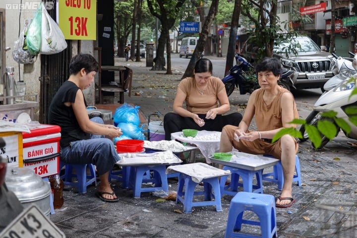 Người Hà Nội xếp hàng dài chờ mua bánh trôi, bánh chay Tết Hàn thực từ 5h sáng - Ảnh 10.