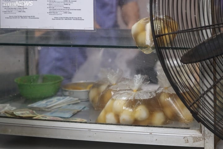 Người Hà Nội xếp hàng dài chờ mua bánh trôi, bánh chay Tết Hàn thực từ 5h sáng - Ảnh 12.