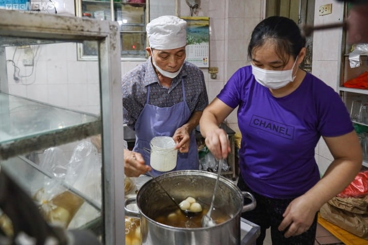 Người Hà Nội xếp hàng dài chờ mua bánh trôi, bánh chay Tết Hàn thực từ 5h sáng - Ảnh 4.