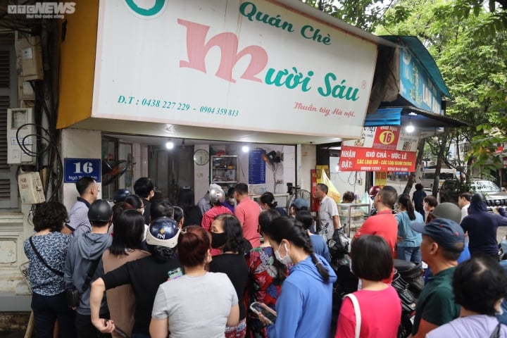Người Hà Nội xếp hàng dài chờ mua bánh trôi, bánh chay Tết Hàn thực từ 5h sáng - Ảnh 9.