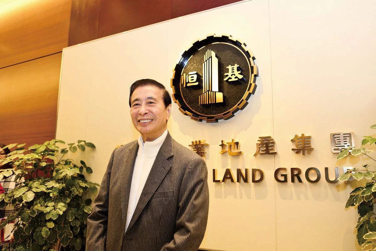 Cuộc sống “đẫm mùi tiền” của đại gia sở hữu 3.000 ha đất ở Hong Kong: Tậu biệt thự hơn 13.000 tỷ đồng không tiếc tay, tặng cháu trai cả núi tiền chỉ để lấy may - Ảnh 2.