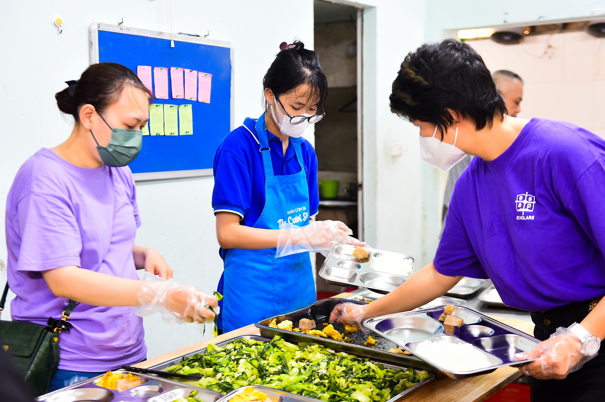 Ấm áp quán cơm “đặc biệt” cạnh bệnh viện K: Suất cơm 2K giúp đỡ những bệnh nhân nghèo - Ảnh 2. Ấm áp quán cơm “đặc biệt” cạnh bệnh viện K: Suất cơm 2K giúp đỡ những bệnh nhân nghèo - Ảnh 2.