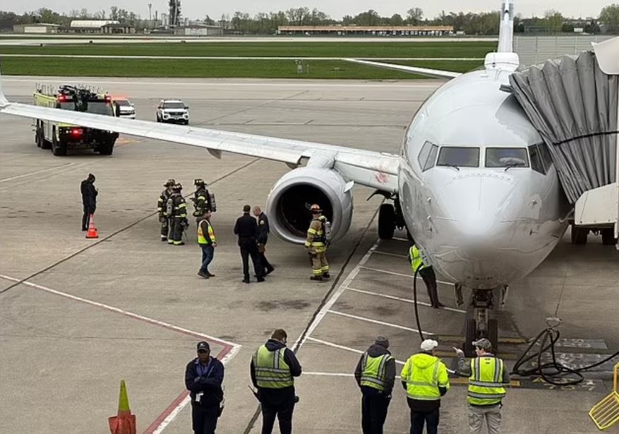 Video: Máy bay Boeing 737 gặp sự cố hy hữu ở độ cao hàng nghìn mét, tia lửa phụt ra từ động cơ sau khiến hàng loạt hành khách hoảng loạn  - Ảnh 2.