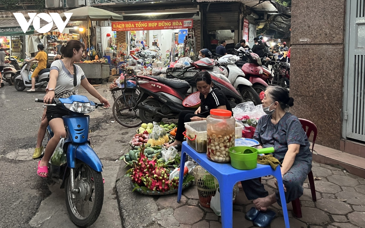 Chợ cóc ngang nhiên lấn chiếm vỉa hè và lòng đường ở Hà Nội - Ảnh 10.