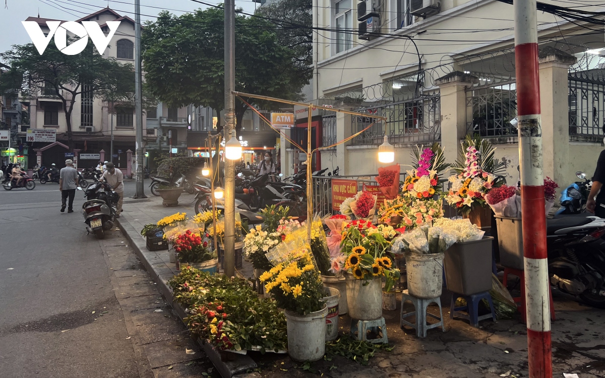 Chợ cóc ngang nhiên lấn chiếm vỉa hè và lòng đường ở Hà Nội - Ảnh 7.