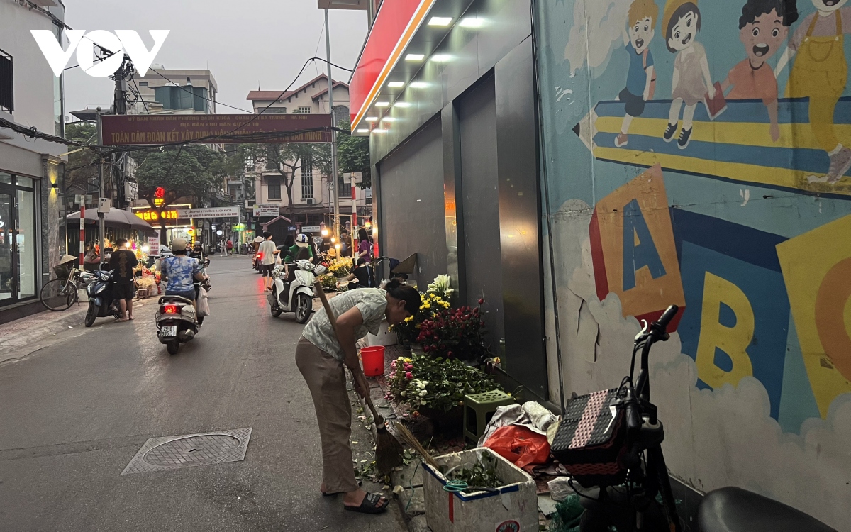 Chợ cóc ngang nhiên lấn chiếm vỉa hè và lòng đường ở Hà Nội - Ảnh 6.