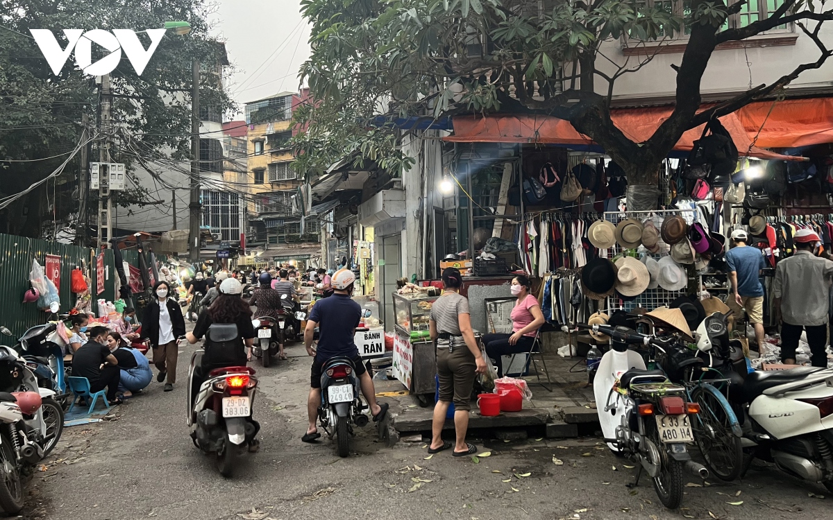 Chợ cóc ngang nhiên lấn chiếm vỉa hè và lòng đường ở Hà Nội - Ảnh 8.