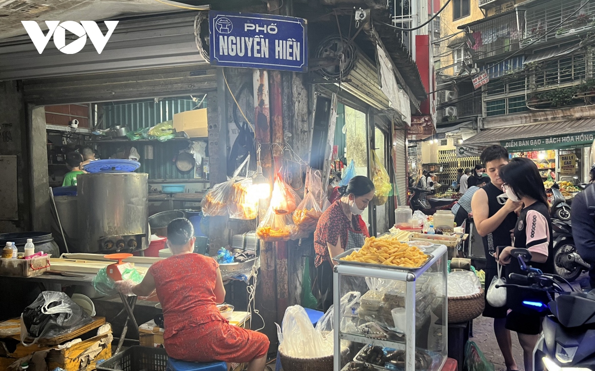 Chợ cóc ngang nhiên lấn chiếm vỉa hè và lòng đường ở Hà Nội - Ảnh 9.