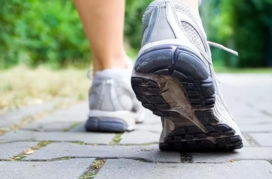 Sau 50 tuổi, đi bộ hơn 10.000 bước/ngày có thể khiến cơ thể gặp 3 vấn đề nghiêm trọng: Nhớ 2 điều khi tập luyện để kéo dài thêm 5 năm tuổi thọ - Ảnh 3.