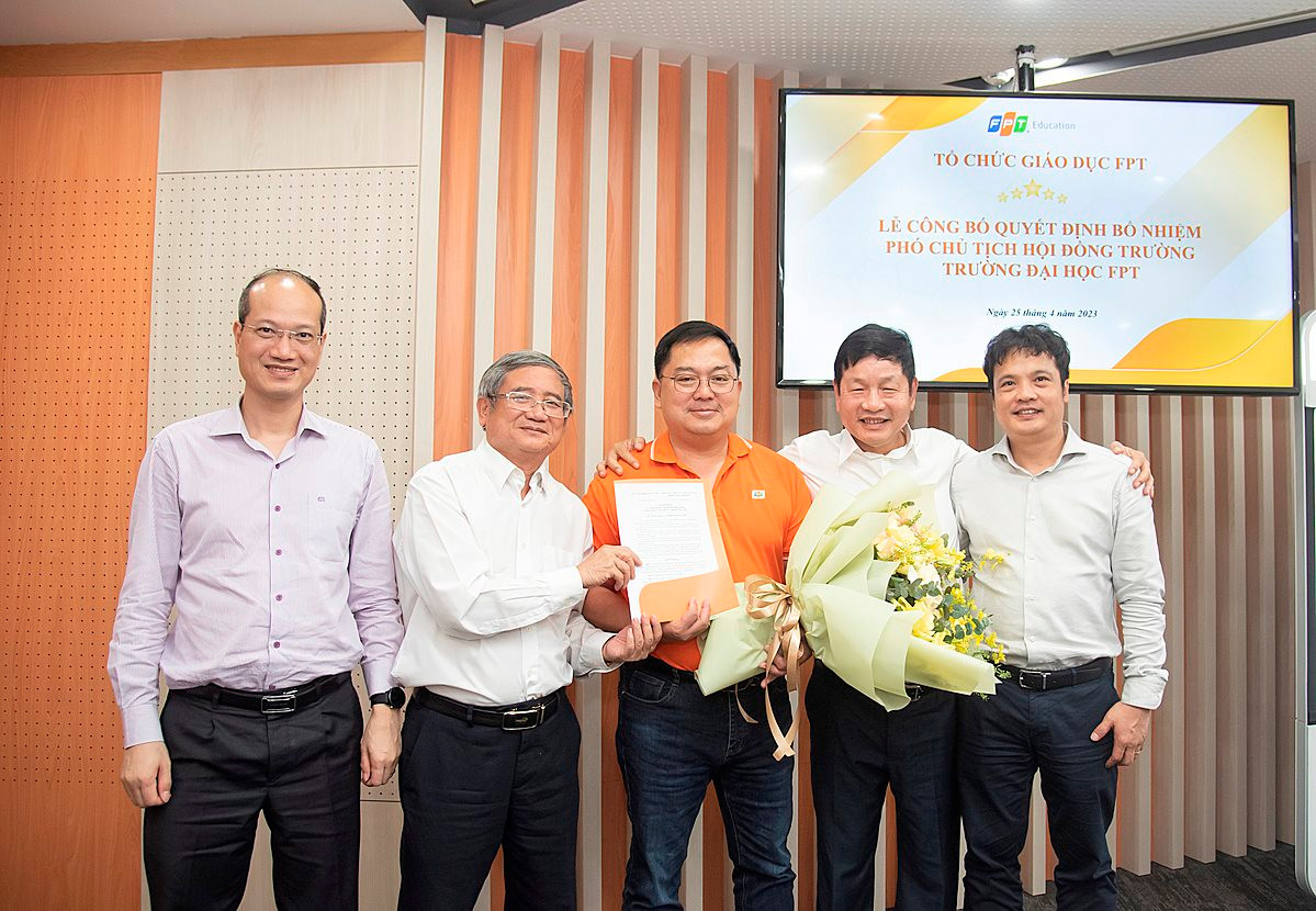 Ông Hoàng Nam Tiến thôi giữ chức Chủ tịch FPT Telecom - Ảnh 1.