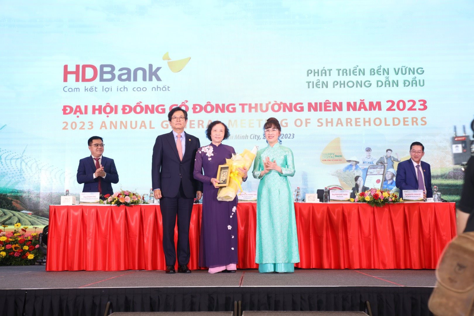 ĐHCĐ HDBank: Chia cổ tức tiền mặt và cổ phiếu tỷ lệ 25% trong năm nay, tiếp tục kế hoạch “Tăng trưởng cao và bền vững” - Ảnh 6.