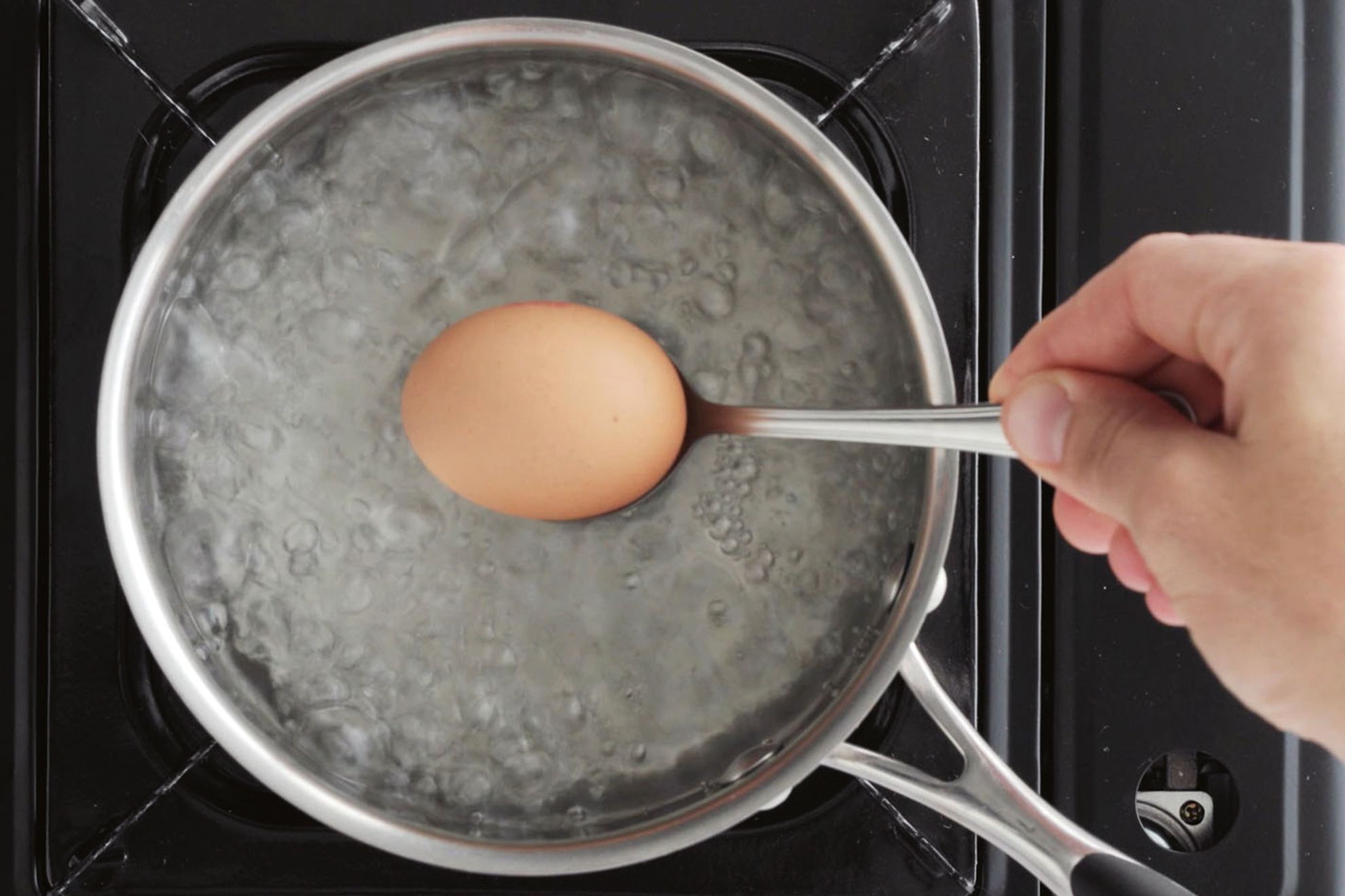 Trứng gà chần có bổ dưỡng hơn trứng luộc chín? Ai hay ăn trứng chần nhất định phải biết điều này - Ảnh 1.
