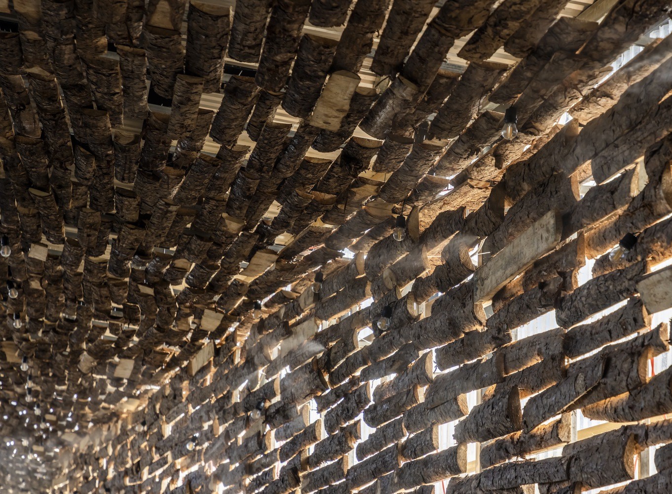Chiêm ngưỡng nhà hàng dùng nghìn thanh gỗ làm mái được báo nước ngoài đưa tin - Ảnh 5.