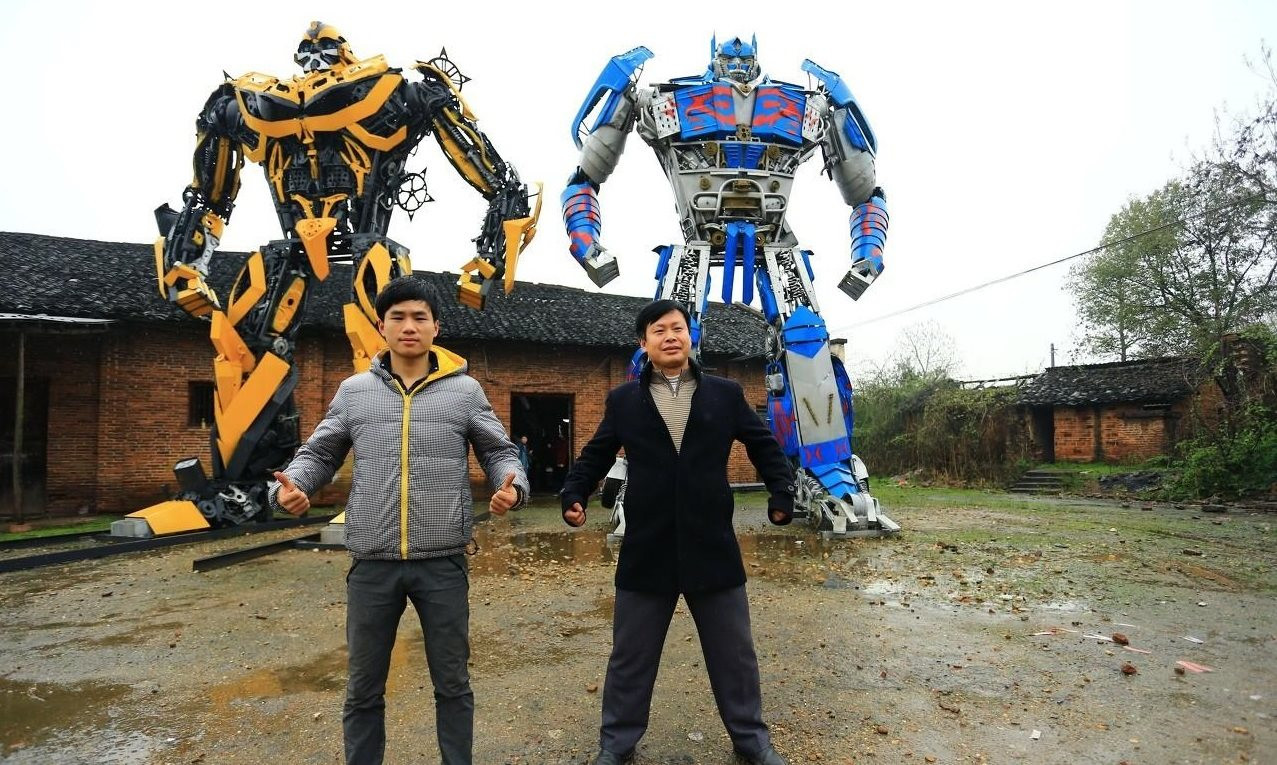 Chuyên đi nhặt phụ tùng ô tô về tái chế thành robot, cha con anh nông dân kiếm hơn 3 tỷ đồng/năm bỗng trở nên nổi tiếng - Ảnh 1.