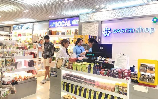 Đằng sau khoản lãi khủng của công ty ‘vua hàng hiệu’ Johnathan Hạnh Nguyễn - Ảnh 1.