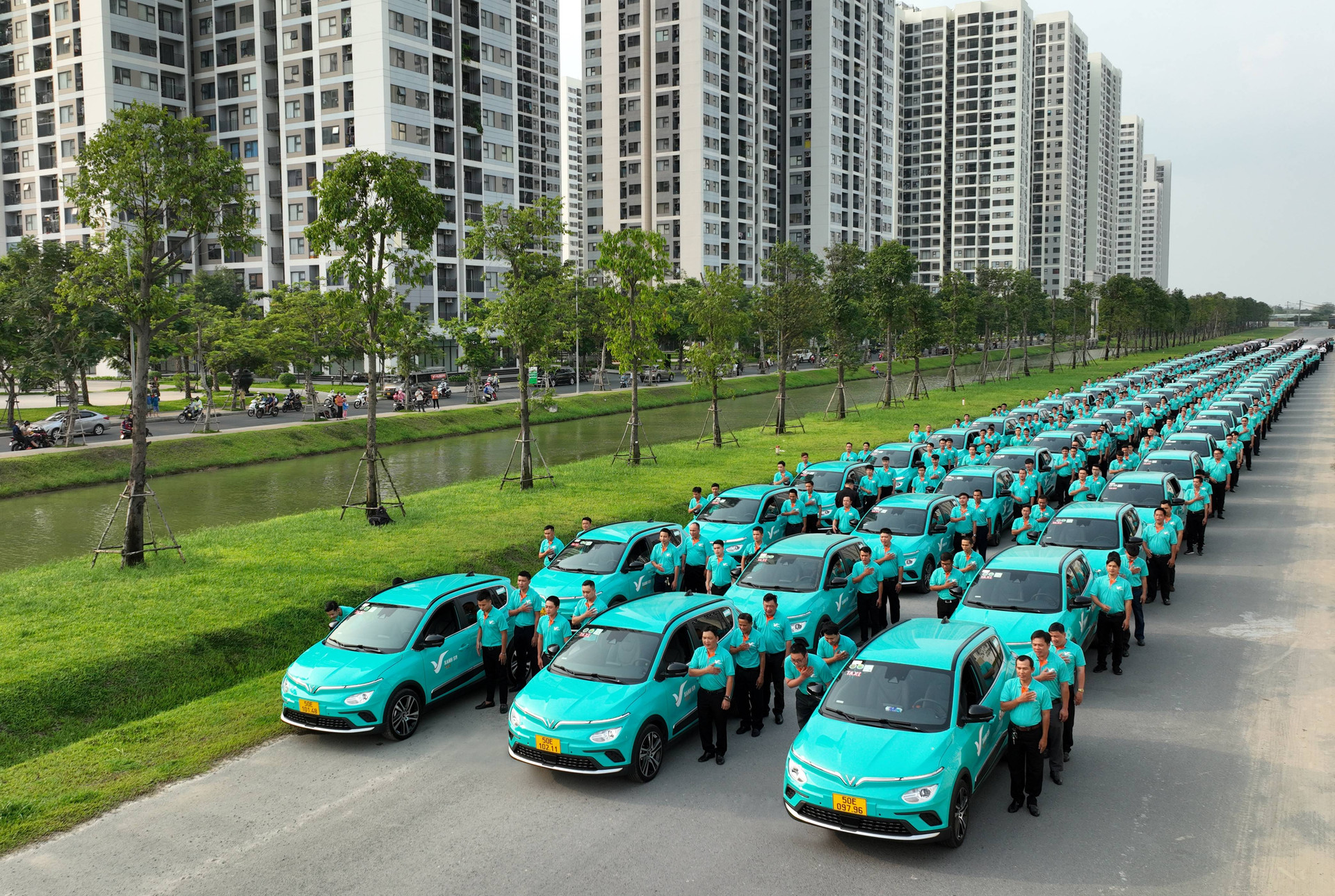 Taxi Xanh SM chính thức khai trương tại TP.HCM, bắt đầu hoạt động từ 30/4 với quy mô 500 xe VF e34, 100 xe VF8 - Ảnh 1.