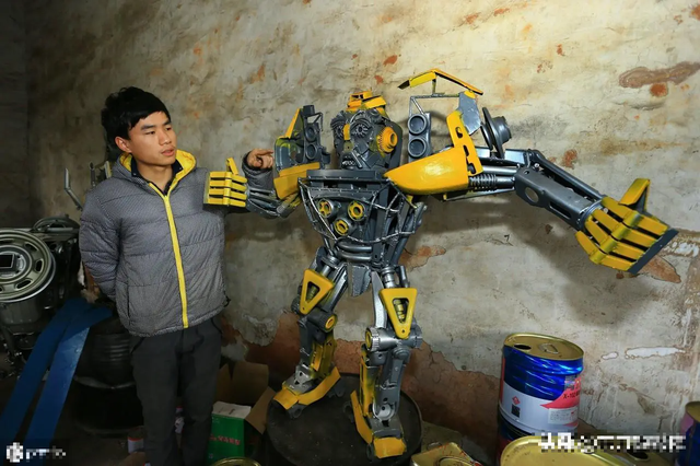 Chuyên đi nhặt phụ tùng ô tô về tái chế thành robot, cha con anh nông dân kiếm hơn 3 tỷ đồng/năm bỗng trở nên nổi tiếng - Ảnh 5.