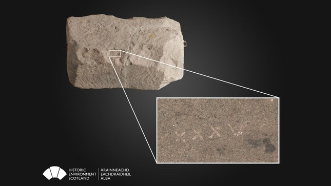 Phát hiện các biểu tượng ngầm và dị thường trong Hòn đá định mệnh 800 tuổi - Ảnh 2.
