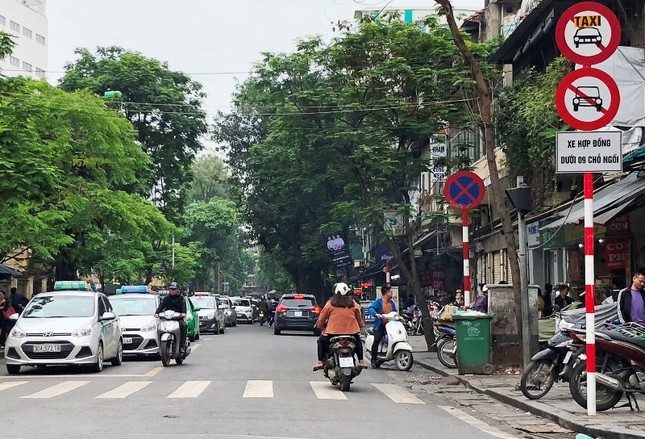 Tạm bỏ cấm taxi trên 9 tuyến phố Hà Nội từ ngày 29/4 - Ảnh 1.