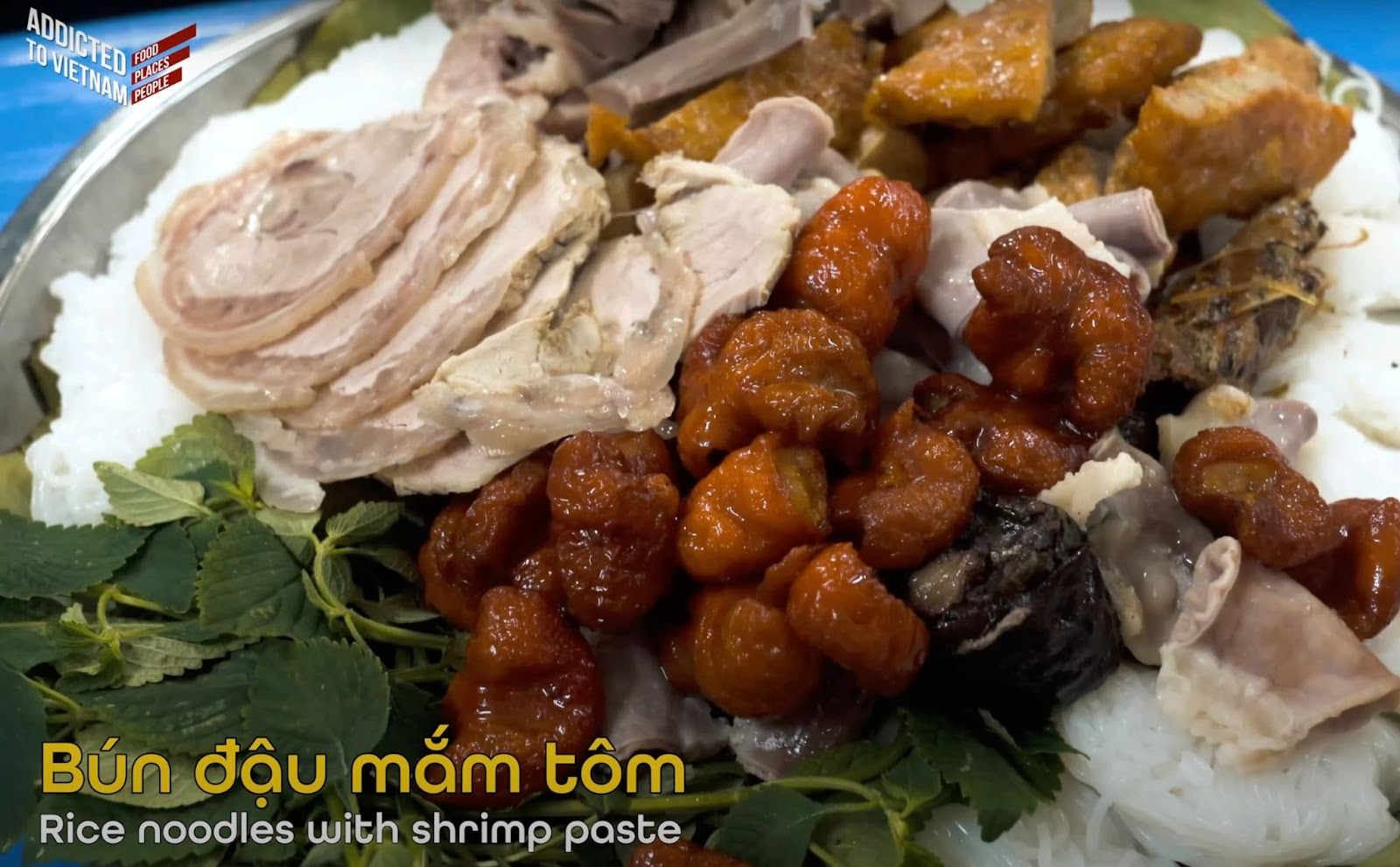 Du khách người Anh hướng dẫn ăn bún đậu mắm tôm trên Youtube: Món này càng ăn càng nghiện - Ảnh 1. Du khách người Anh hướng dẫn ăn bún đậu mắm tôm trên Youtube: Món này càng ăn càng nghiện - Ảnh 1.