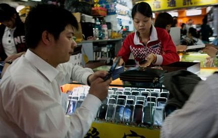 Ngả mũ trước khả năng đạo nhái của Trung Quốc: Làm 'Hi-Phone' trong chớp mắt với giá 20 USD, 1 công ty vài nhân viên 'xử' từ phần cứng, phần mềm tới sản xuất - Ảnh 1.