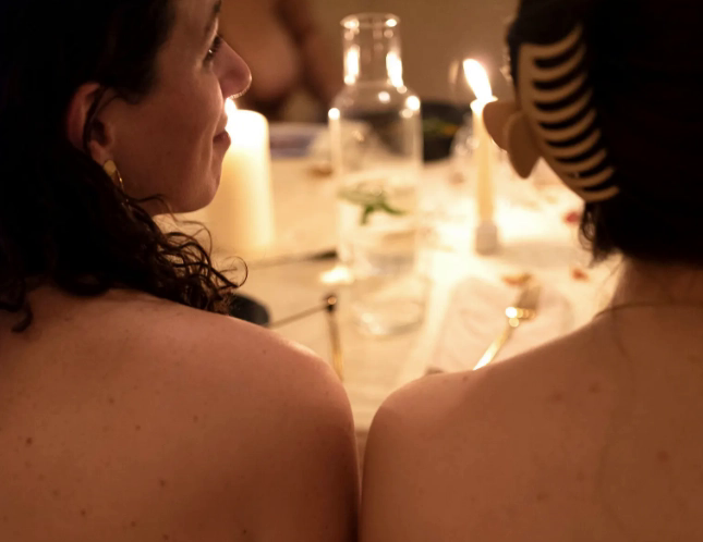 Bữa tiệc kỳ lạ dành riêng cho phụ nữ, nơi họ cởi bỏ áo quần để kết nối nhiều hơn với cơ thể - Ảnh 1.