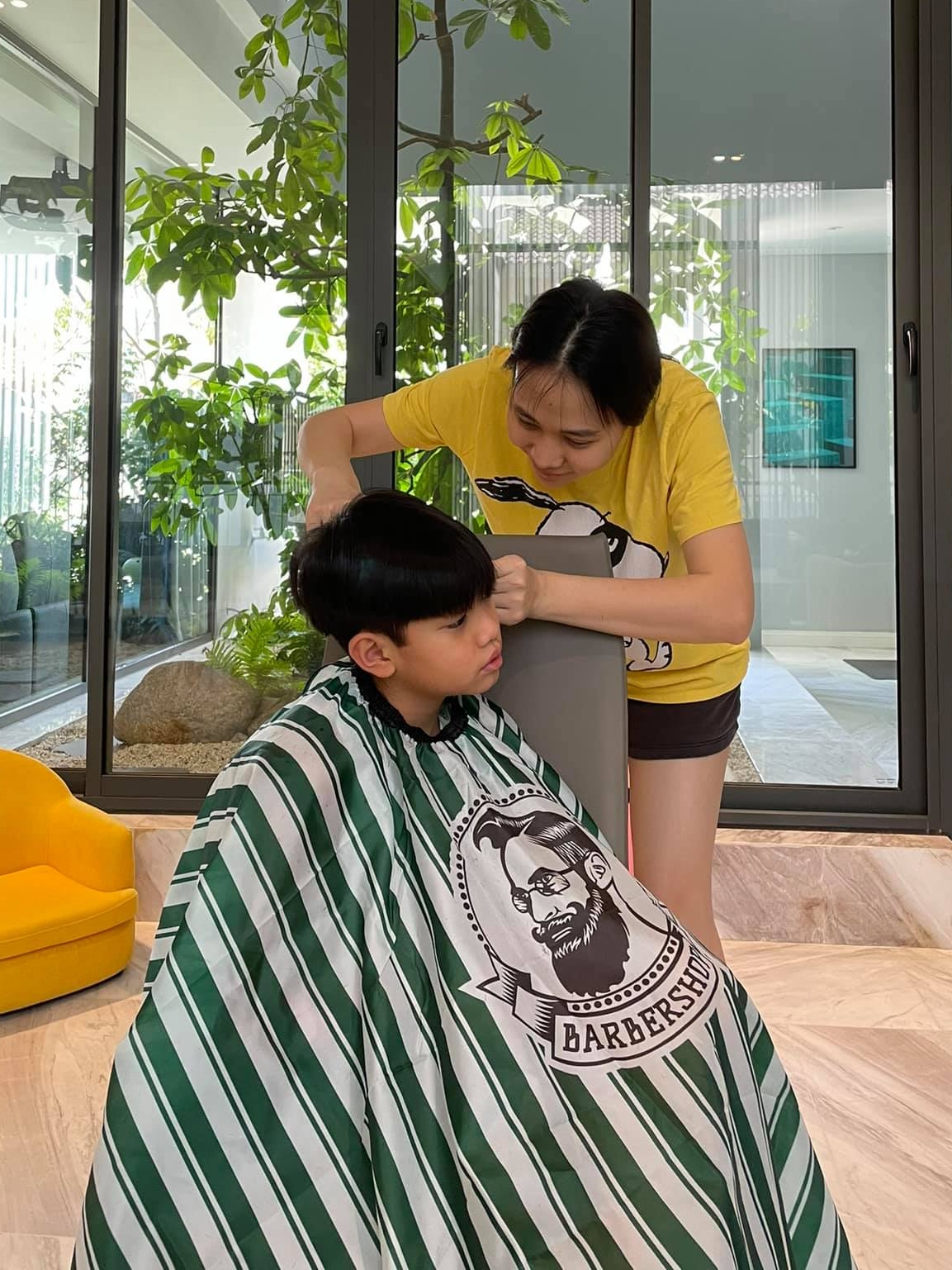 Soi quy cách ứng xử của vợ đại gia Việt: Người giấu chồng triệt để, người thường xuyên bóc tính xấu của chồng cho cư dân mạng xem - Ảnh 4. Soi quy cách ứng xử của vợ đại gia Việt: Người giấu chồng triệt để, người thường xuyên bóc tính xấu của chồng cho cư dân mạng xem - Ảnh 4.