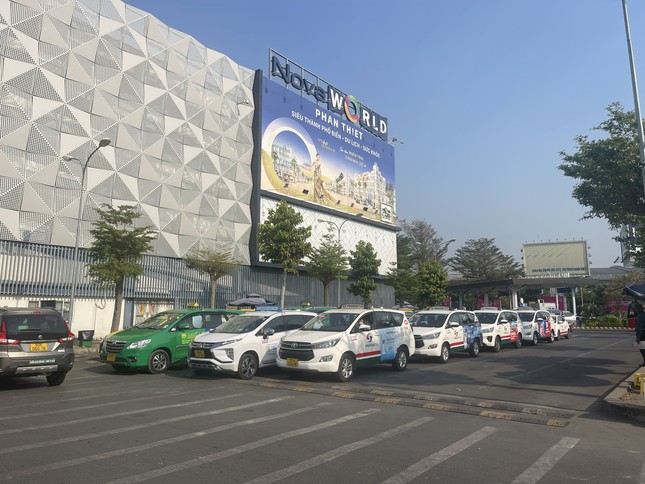 Dừng phương án thu phí mới với taxi tại sân bay Tân Sơn Nhất - Ảnh 1.