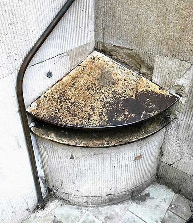 Cuộc chiến chống lại tình trạng đi vệ sinh bừa bãi: Sơn đổi màu, thiết bị làm lệch hướng cũng không thể ngăn cản London ám mùi - Ảnh 2.