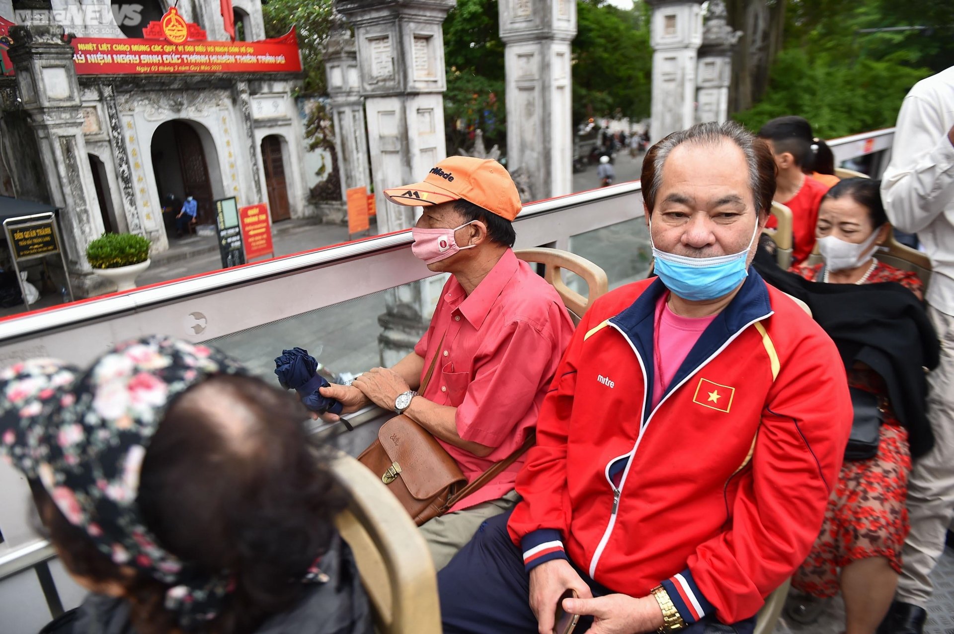 Người dân Hà Nội đội mưa trải nghiệm xe buýt 2 tầng miễn phí trong kì nghỉ lễ - Ảnh 10. Người dân Hà Nội đội mưa trải nghiệm xe buýt 2 tầng miễn phí trong kì nghỉ lễ - Ảnh 10.