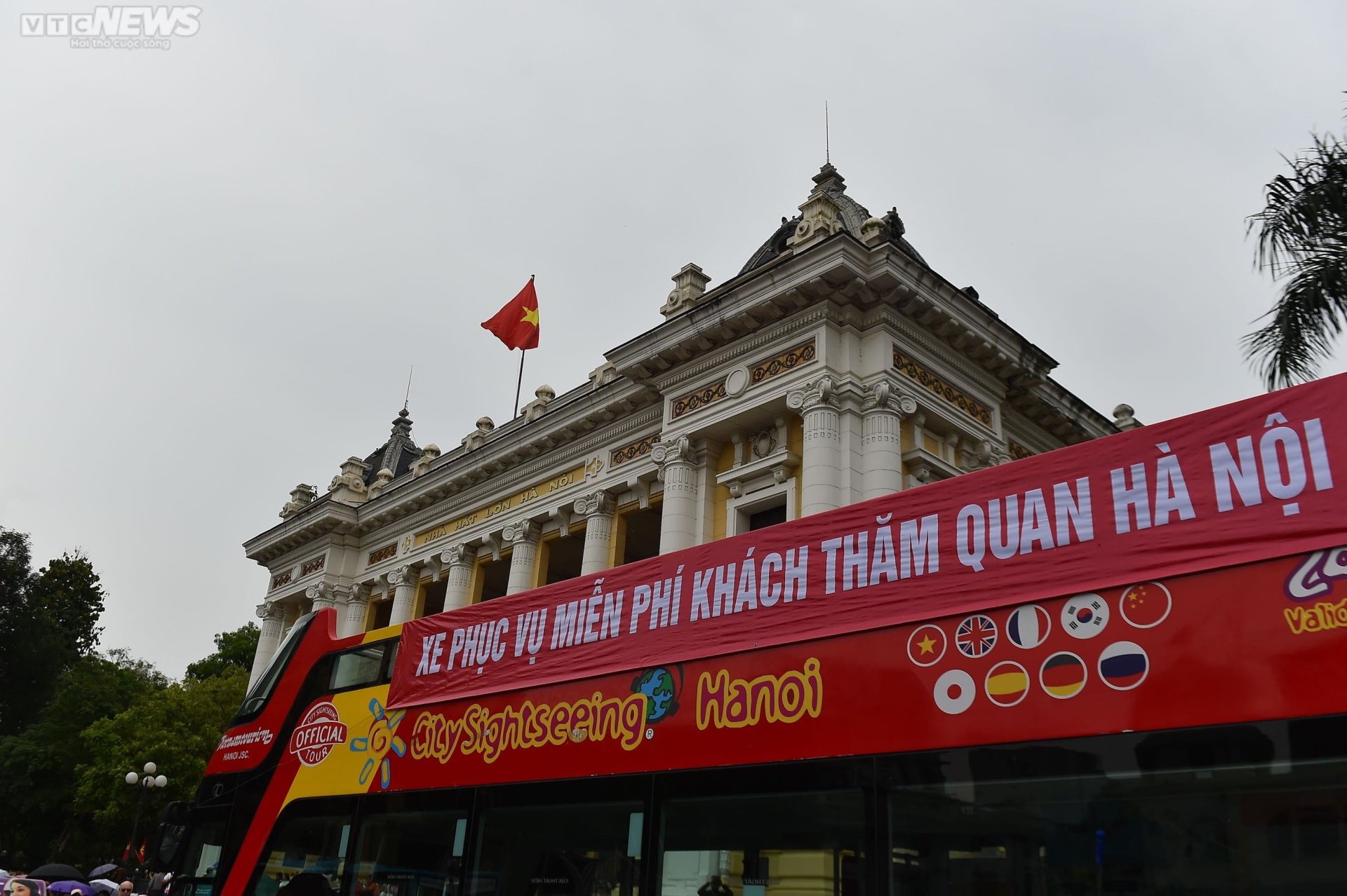 Người dân Hà Nội đội mưa trải nghiệm xe buýt 2 tầng miễn phí trong kì nghỉ lễ - Ảnh 1. Người dân Hà Nội đội mưa trải nghiệm xe buýt 2 tầng miễn phí trong kì nghỉ lễ - Ảnh 1.