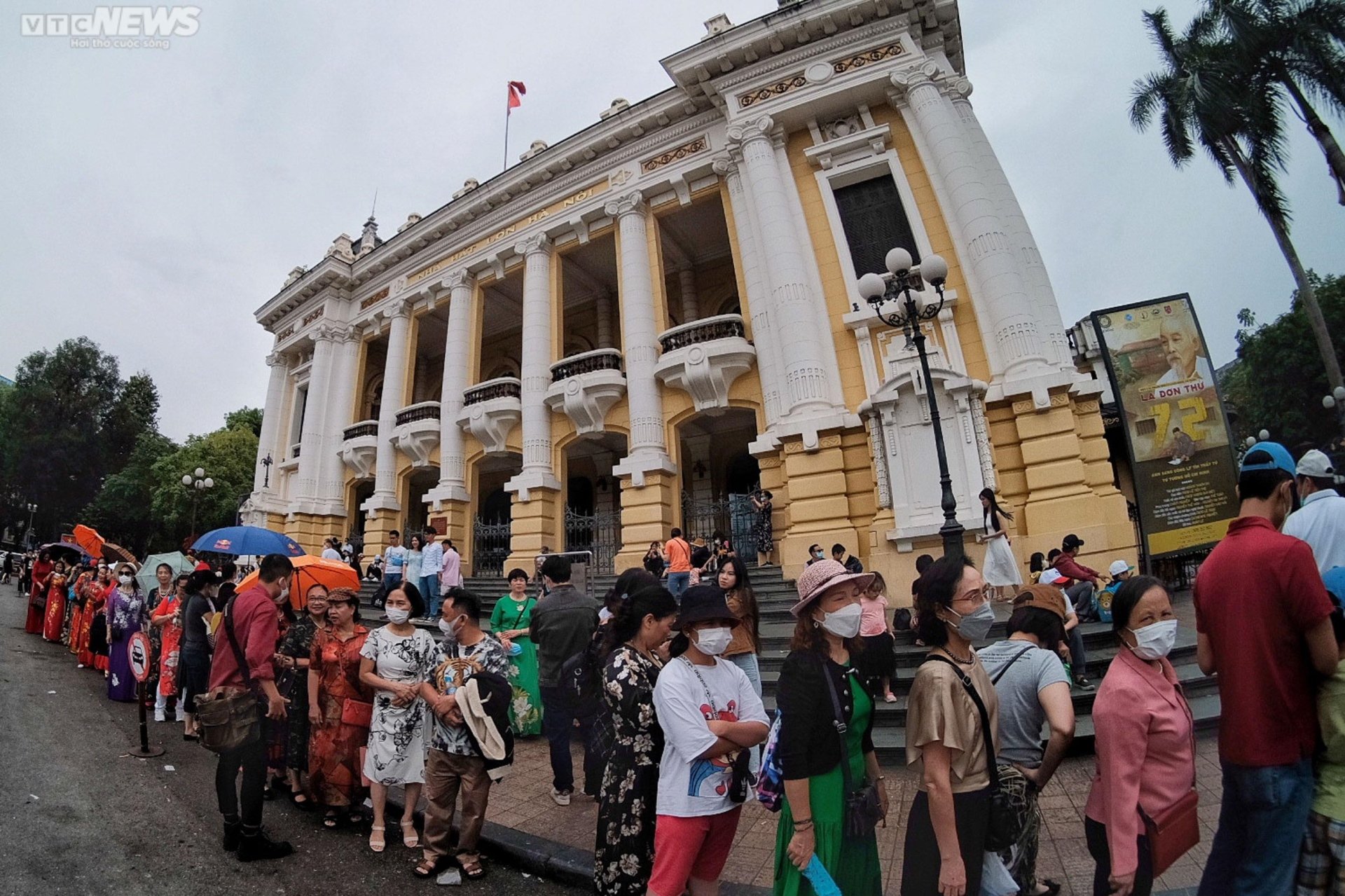 Người dân Hà Nội đội mưa trải nghiệm xe buýt 2 tầng miễn phí trong kì nghỉ lễ - Ảnh 2. Người dân Hà Nội đội mưa trải nghiệm xe buýt 2 tầng miễn phí trong kì nghỉ lễ - Ảnh 2.
