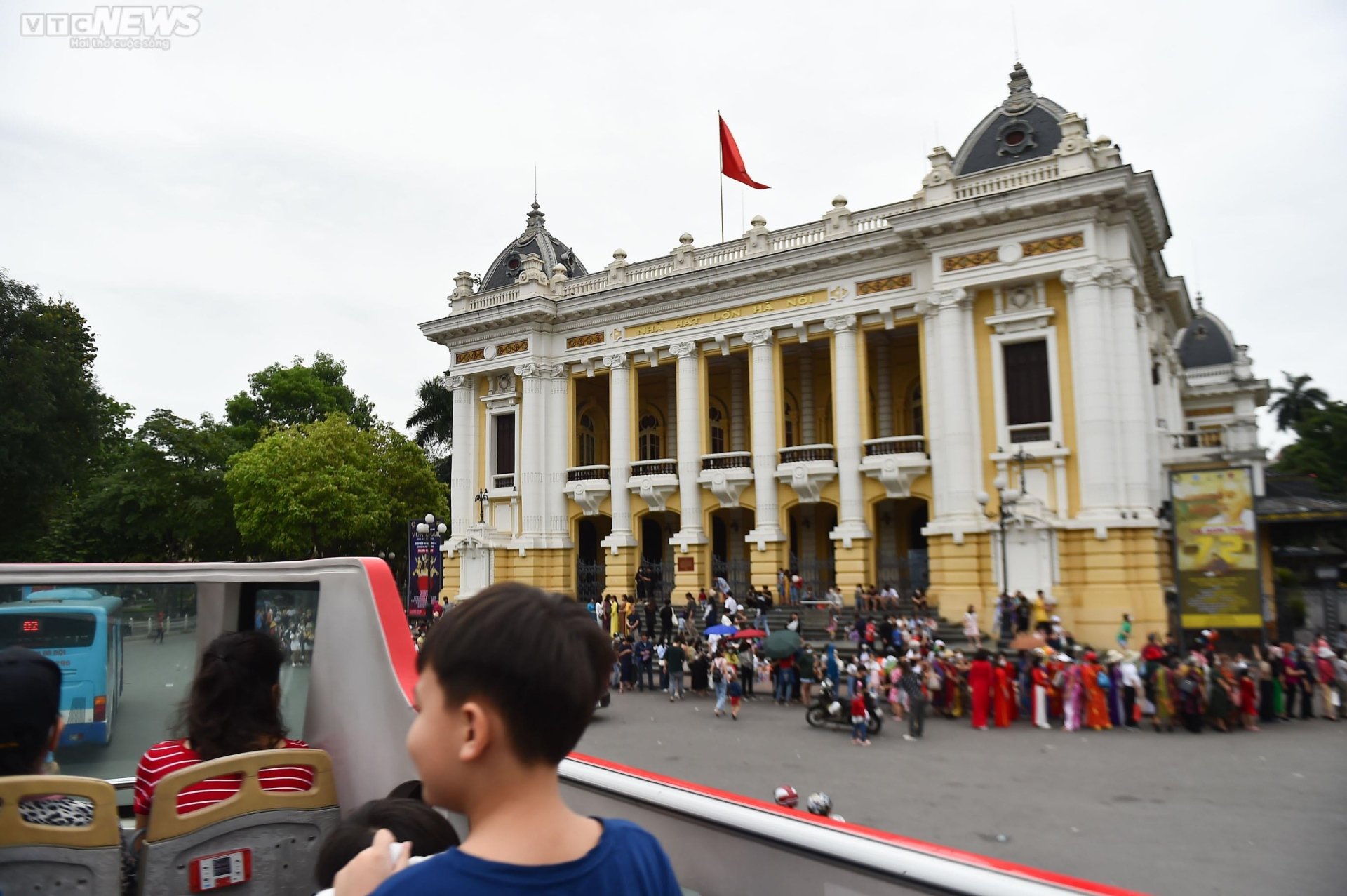 Người dân Hà Nội đội mưa trải nghiệm xe buýt 2 tầng miễn phí trong kì nghỉ lễ - Ảnh 5. Người dân Hà Nội đội mưa trải nghiệm xe buýt 2 tầng miễn phí trong kì nghỉ lễ - Ảnh 5.