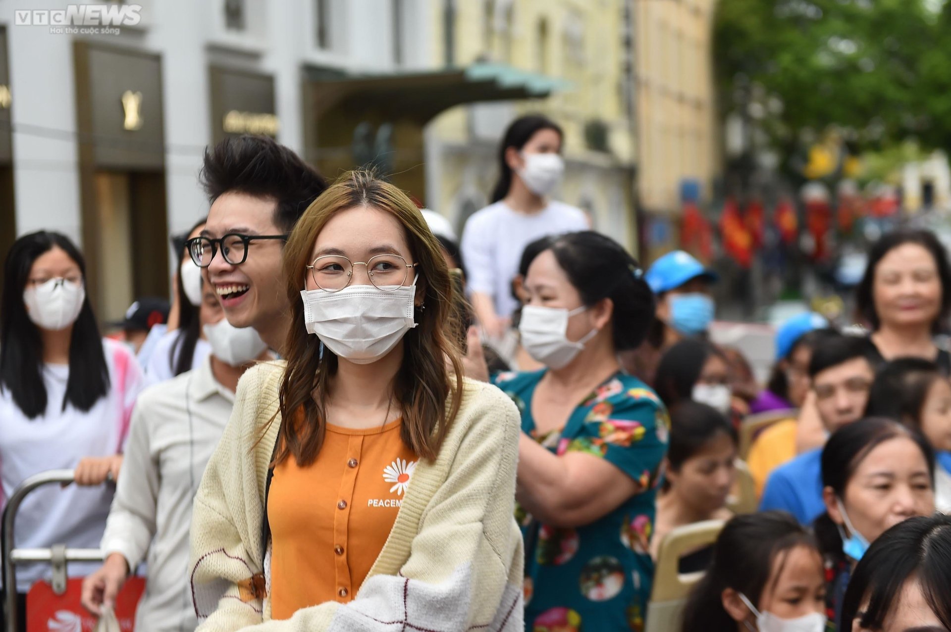 Người dân Hà Nội đội mưa trải nghiệm xe buýt 2 tầng miễn phí trong kì nghỉ lễ - Ảnh 6. Người dân Hà Nội đội mưa trải nghiệm xe buýt 2 tầng miễn phí trong kì nghỉ lễ - Ảnh 6.