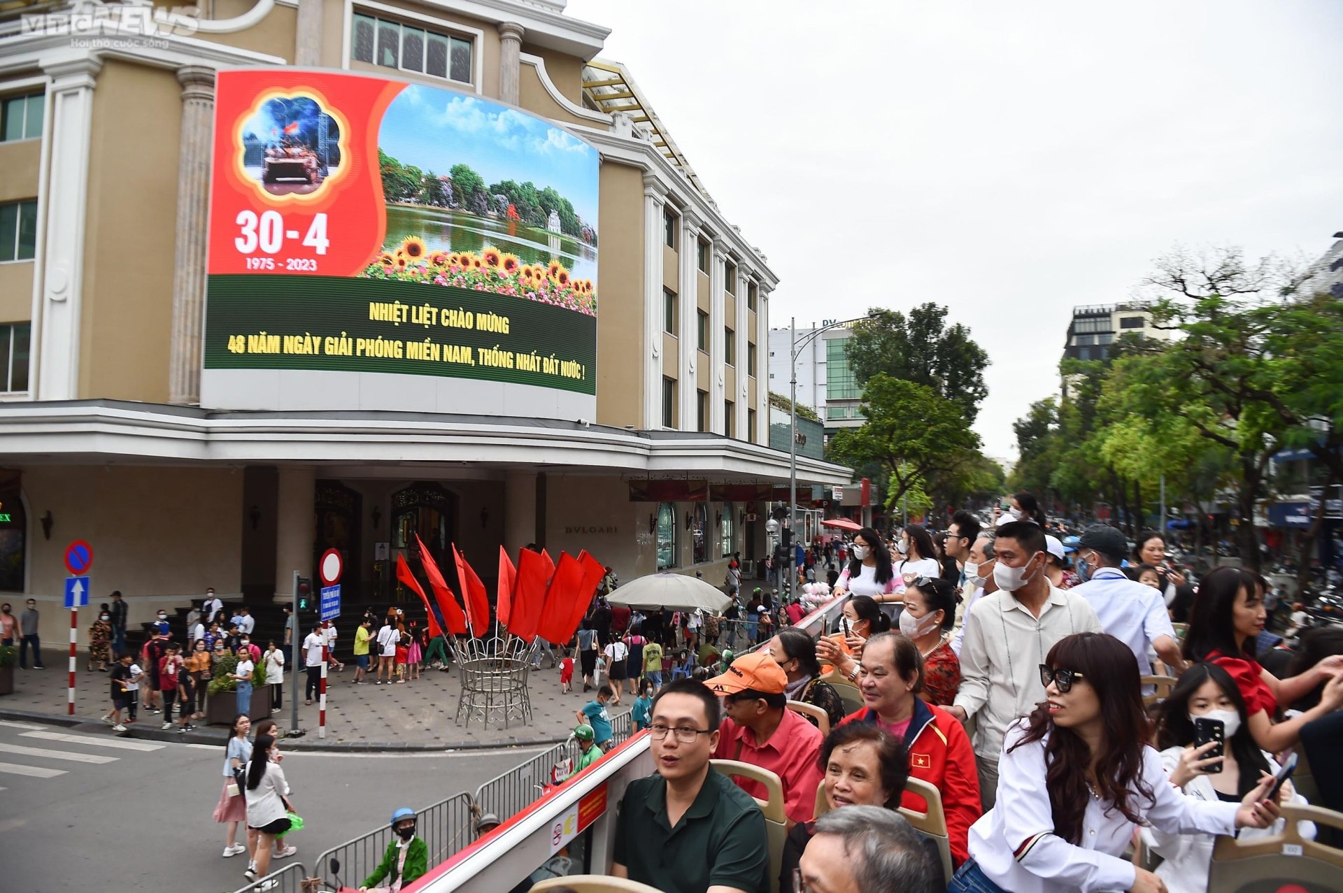 Người dân Hà Nội đội mưa trải nghiệm xe buýt 2 tầng miễn phí trong kì nghỉ lễ - Ảnh 9. Người dân Hà Nội đội mưa trải nghiệm xe buýt 2 tầng miễn phí trong kì nghỉ lễ - Ảnh 9.