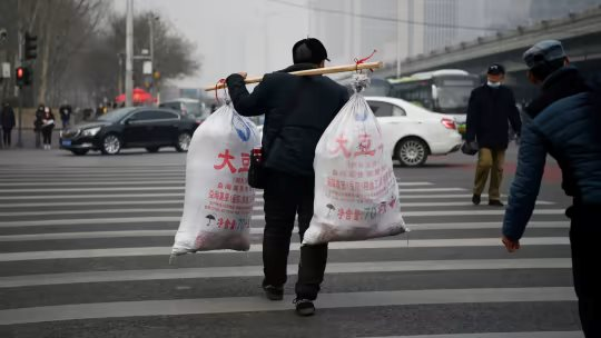 Những lao động ‘già nhưng không phế’ tại Trung Quốc: Dân tỉnh lẻ, trình độ thấp nhưng vẫn làm việc đến cuối đời, quyết không trở thành gánh nặng - Ảnh 1.